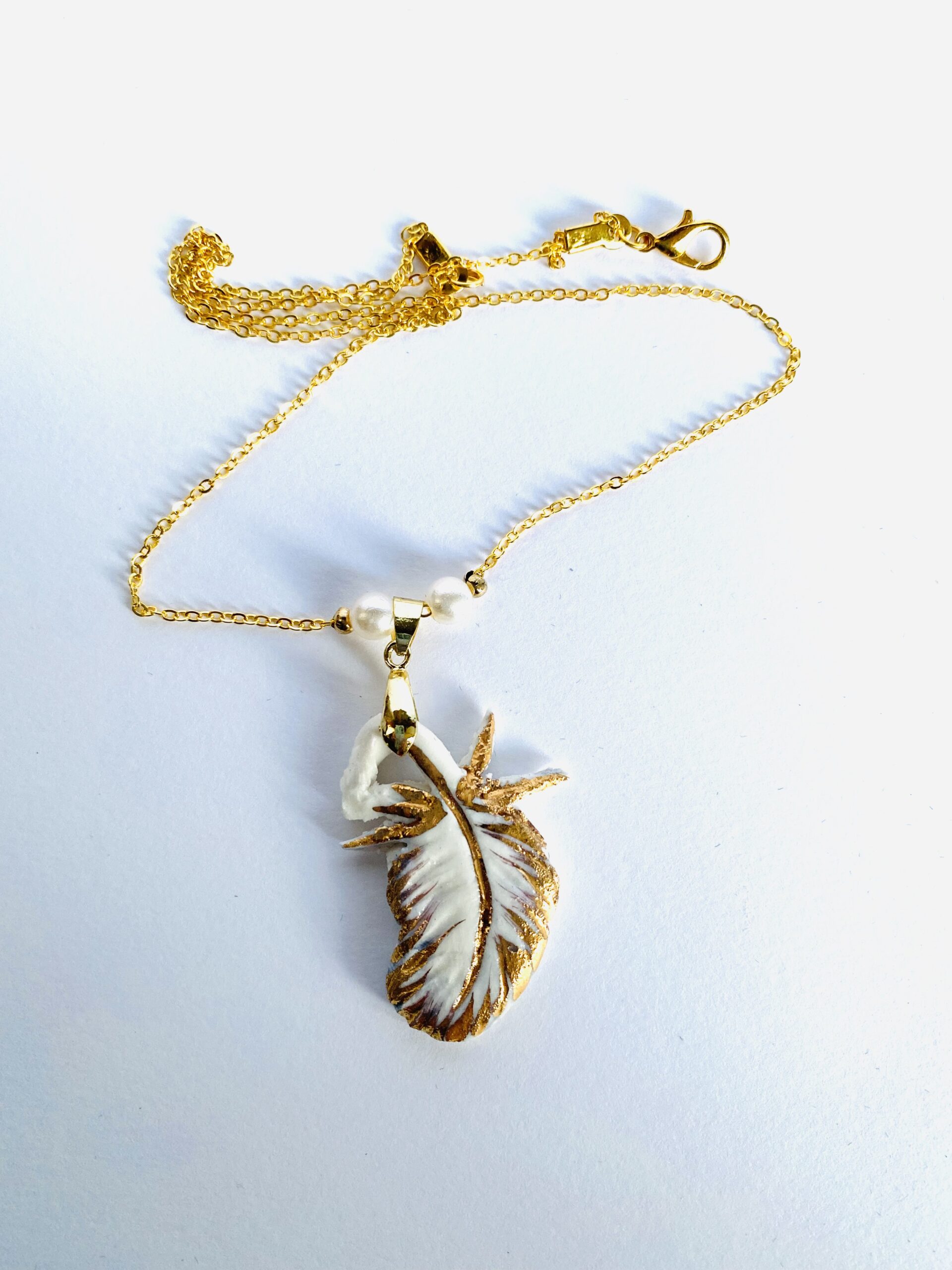 Bijou :Plume de porcelaine
